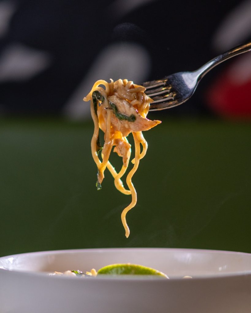 Pasta de la cocina fusión de Tanino en un tenedor