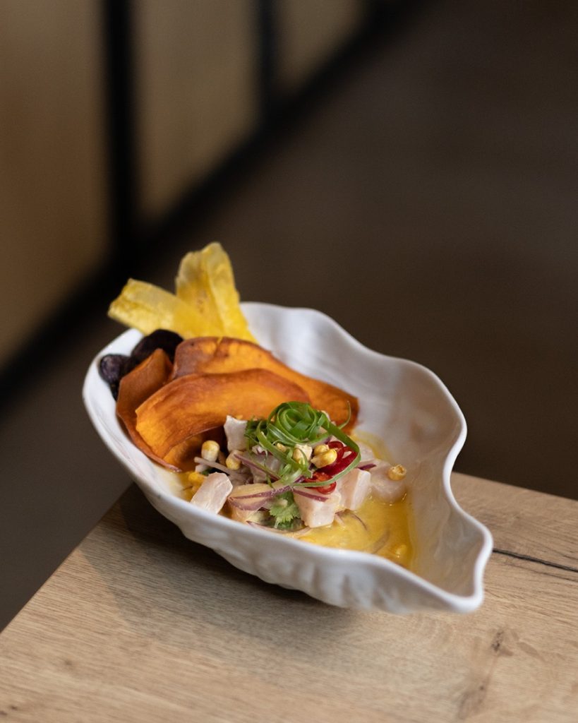 Ceviche de cocina fusión servido en Tanino