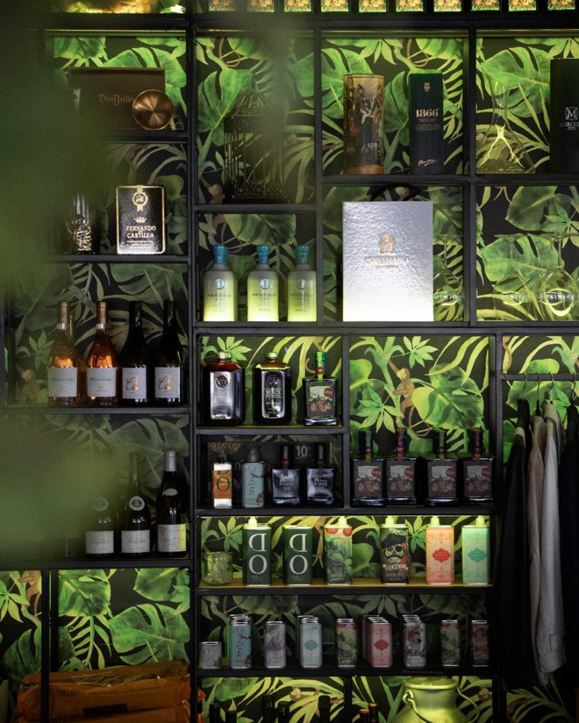 Vinoteca de Tanino decorada con hojas tropicales